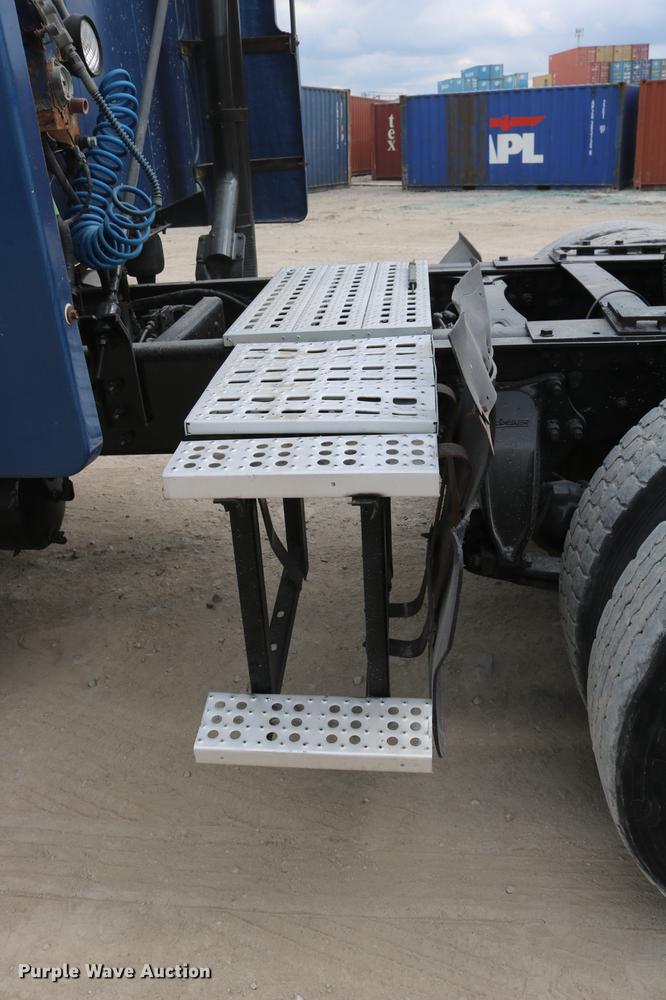 image for item DD0046 2000 Sterling AT9522 semi truck