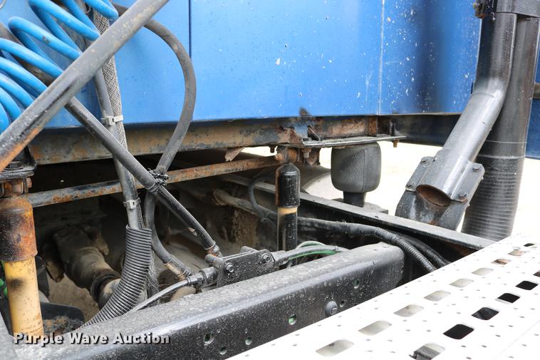 image for item DD0046 2000 Sterling AT9522 semi truck