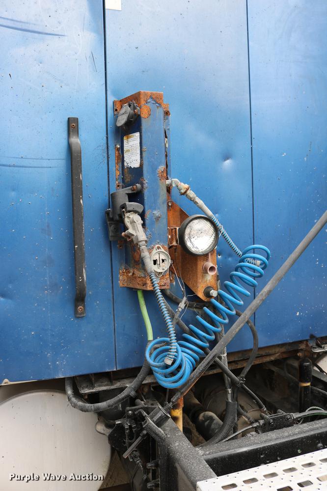 image for item DD0046 2000 Sterling AT9522 semi truck