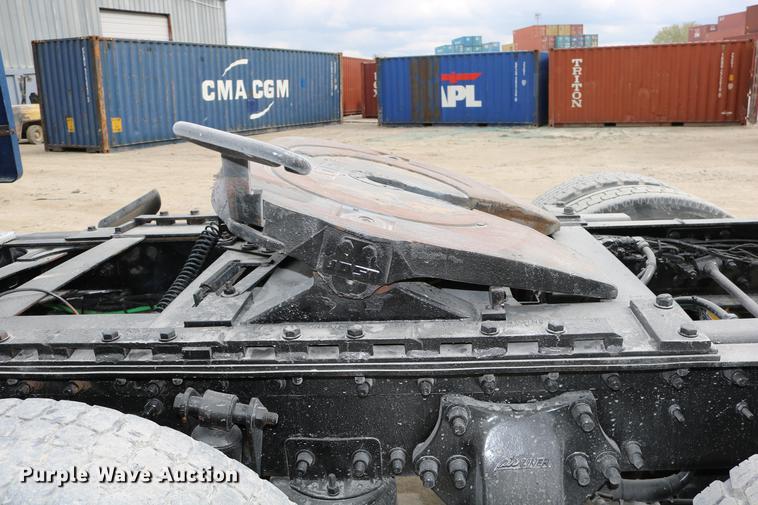 image for item DD0046 2000 Sterling AT9522 semi truck