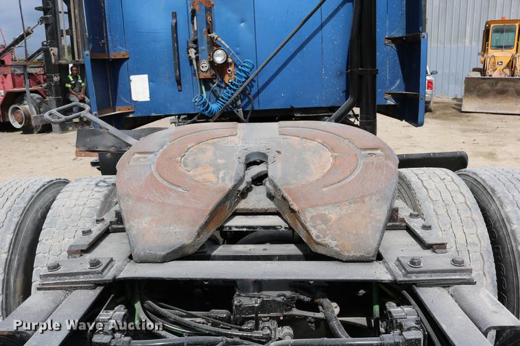 image for item DD0046 2000 Sterling AT9522 semi truck