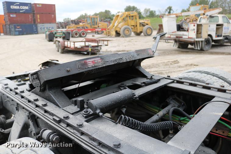 image for item DD0046 2000 Sterling AT9522 semi truck