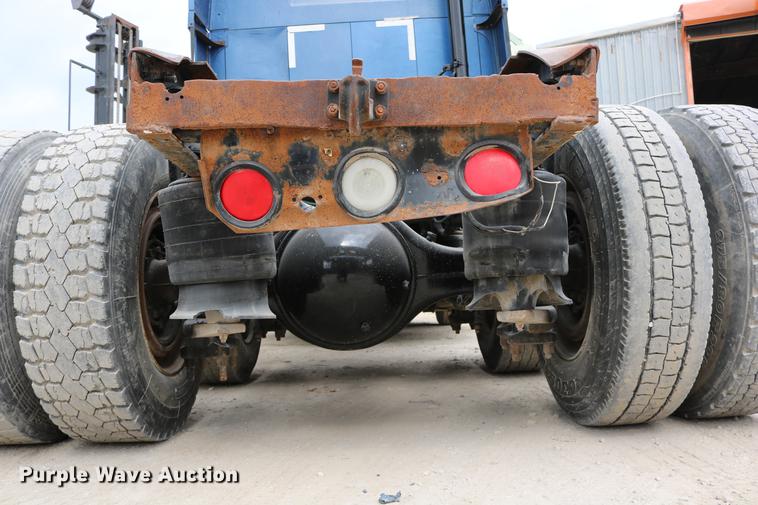 image for item DD0046 2000 Sterling AT9522 semi truck