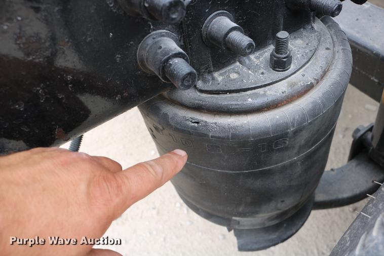 image for item DD0046 2000 Sterling AT9522 semi truck