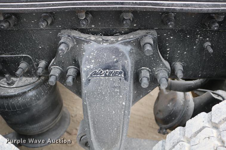 image for item DD0046 2000 Sterling AT9522 semi truck