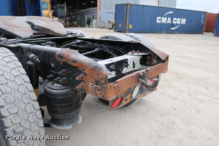 image for item DD0046 2000 Sterling AT9522 semi truck