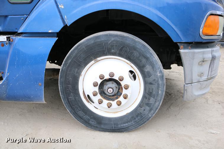 image for item DD0046 2000 Sterling AT9522 semi truck