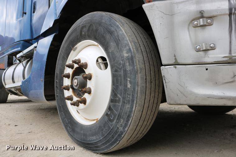 image for item DD0046 2000 Sterling AT9522 semi truck