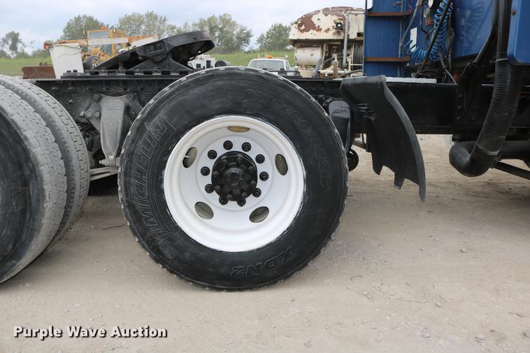 image for item DD0046 2000 Sterling AT9522 semi truck