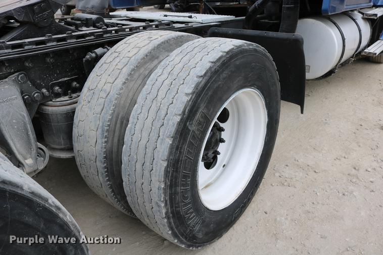 image for item DD0046 2000 Sterling AT9522 semi truck