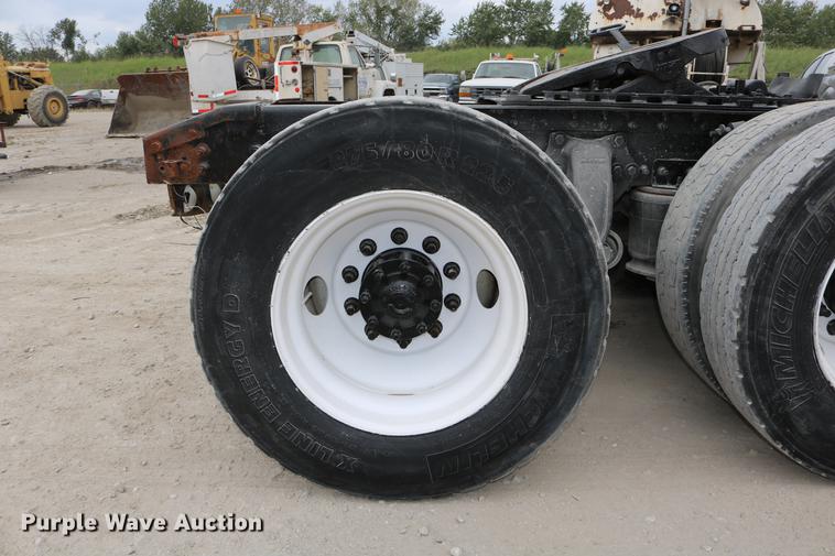 image for item DD0046 2000 Sterling AT9522 semi truck