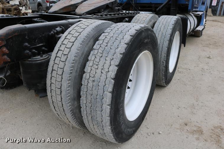 image for item DD0046 2000 Sterling AT9522 semi truck