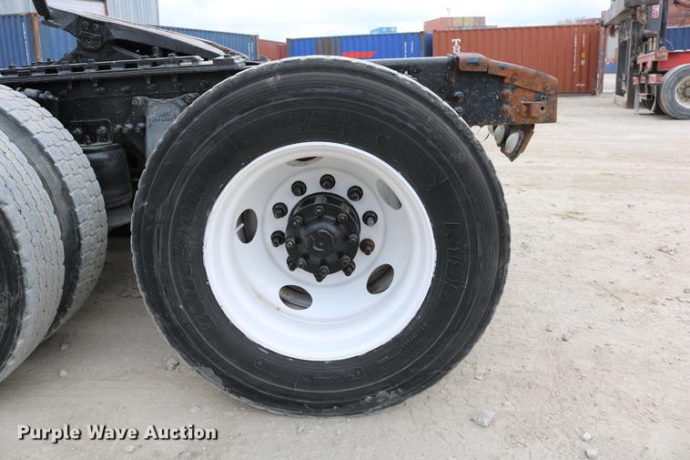 image for item DD0046 2000 Sterling AT9522 semi truck