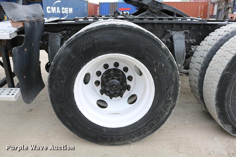 image for item DD0046 2000 Sterling AT9522 semi truck