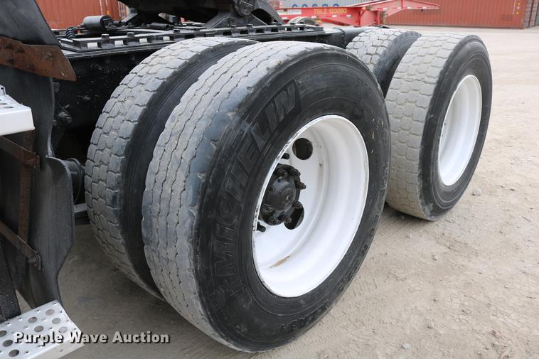 image for item DD0046 2000 Sterling AT9522 semi truck