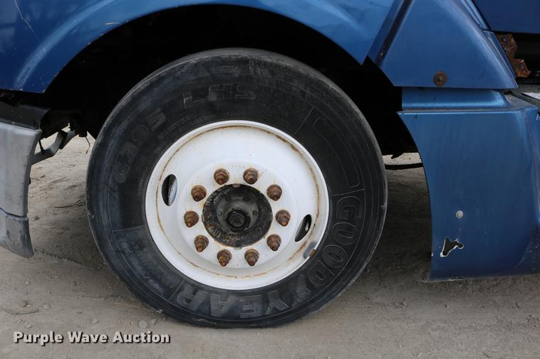 image for item DD0046 2000 Sterling AT9522 semi truck