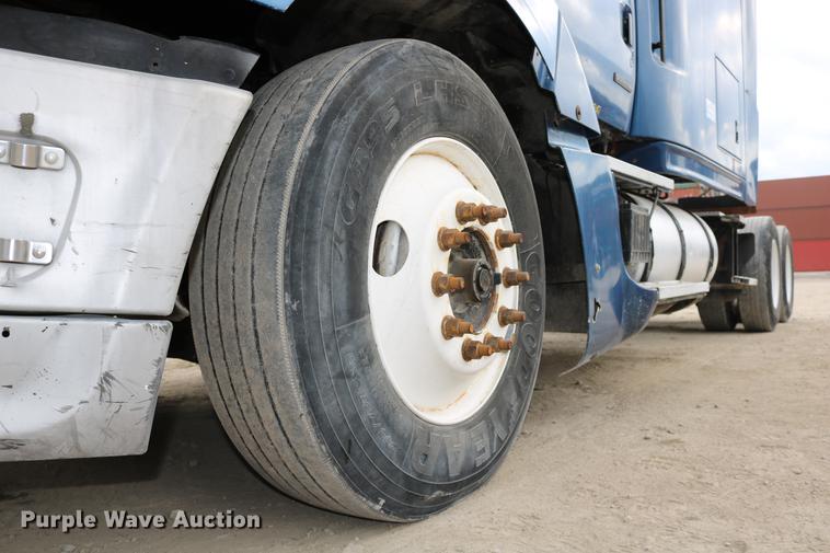 image for item DD0046 2000 Sterling AT9522 semi truck