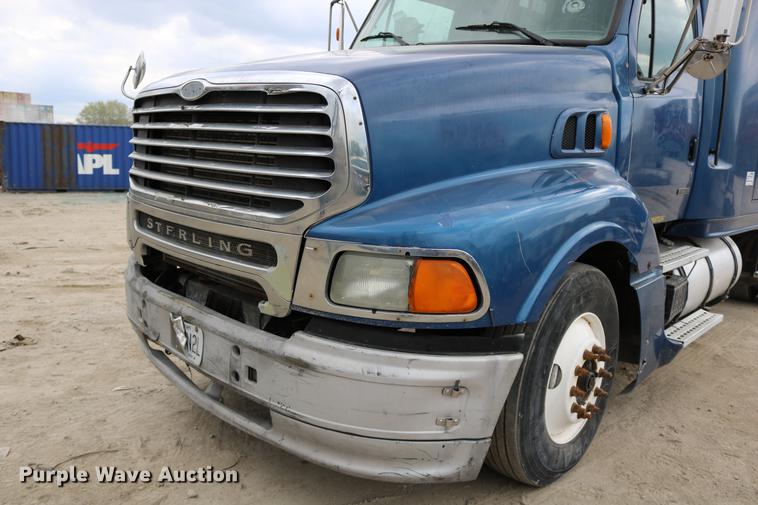 image for item DD0046 2000 Sterling AT9522 semi truck