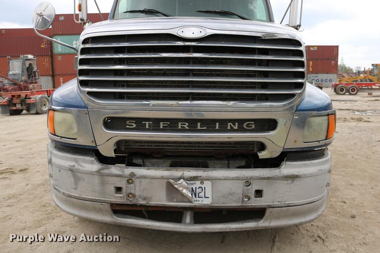 image for item DD0046 2000 Sterling AT9522 semi truck