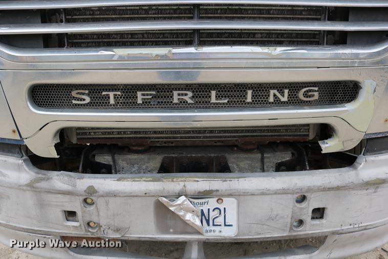 image for item DD0046 2000 Sterling AT9522 semi truck