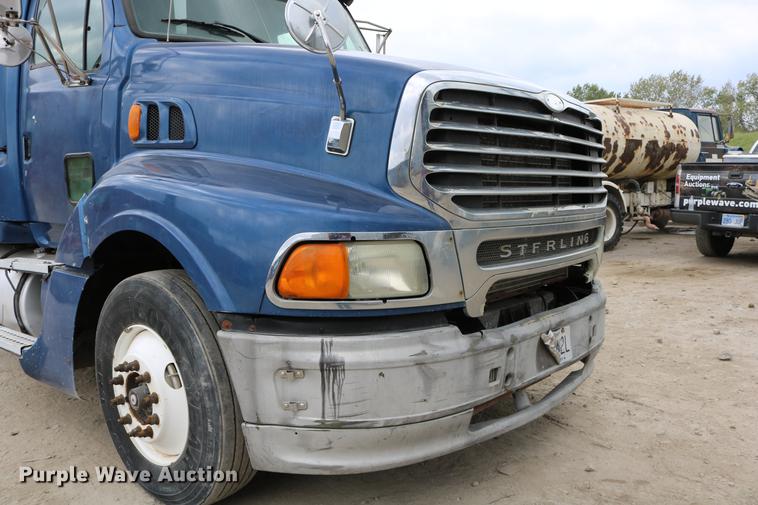 image for item DD0046 2000 Sterling AT9522 semi truck