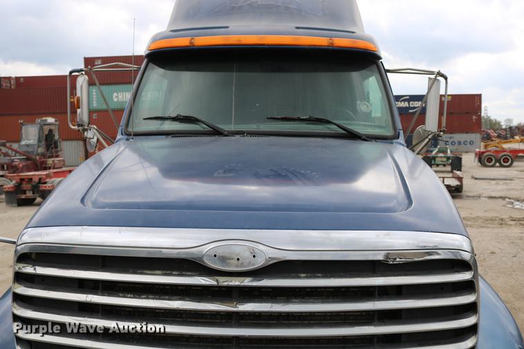 image for item DD0046 2000 Sterling AT9522 semi truck