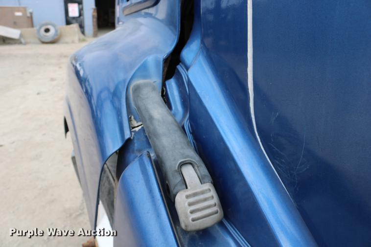 image for item DD0046 2000 Sterling AT9522 semi truck