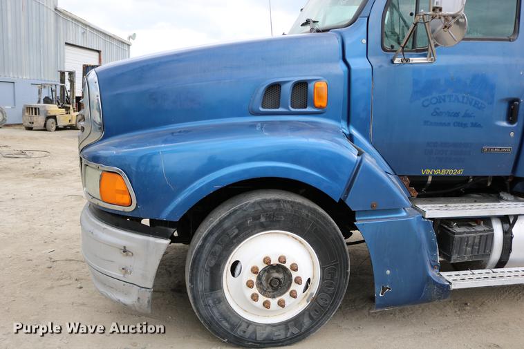 image for item DD0046 2000 Sterling AT9522 semi truck