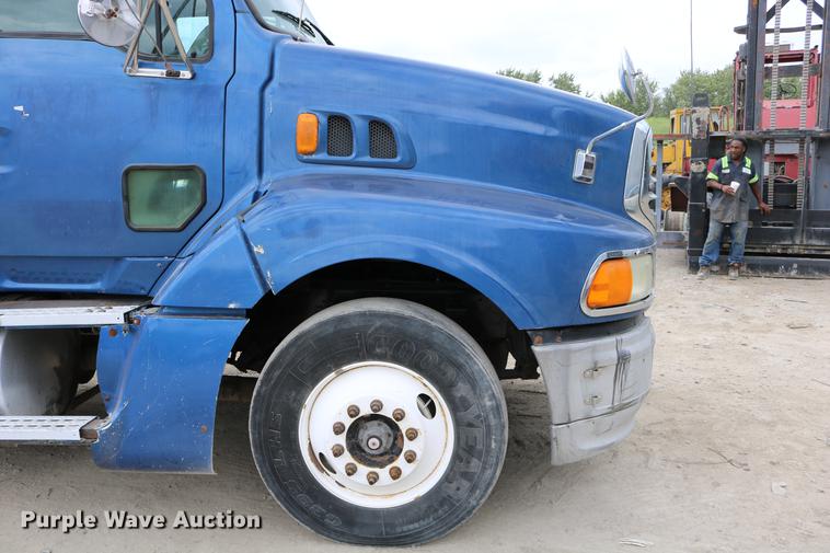 image for item DD0046 2000 Sterling AT9522 semi truck