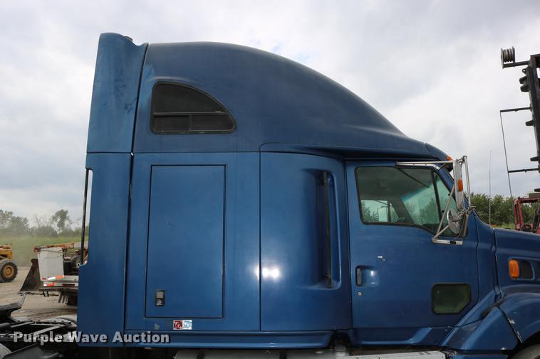 image for item DD0046 2000 Sterling AT9522 semi truck