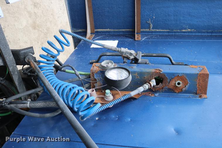 image for item DD0046 2000 Sterling AT9522 semi truck