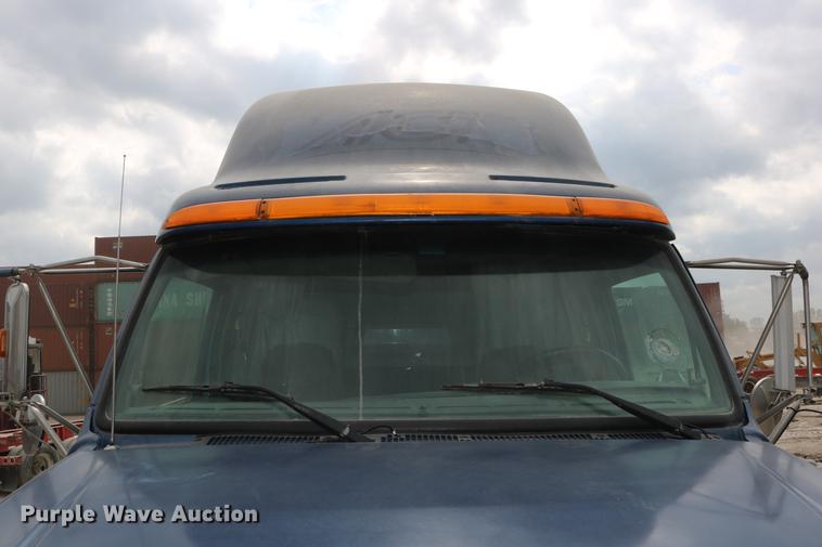 image for item DD0046 2000 Sterling AT9522 semi truck