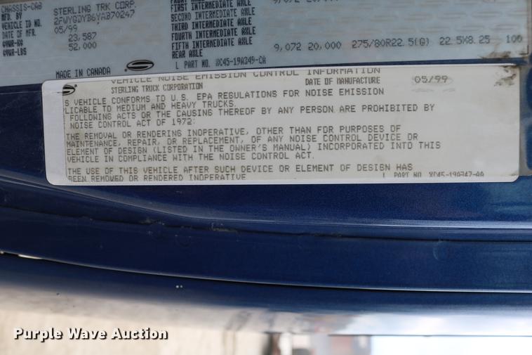 image for item DD0046 2000 Sterling AT9522 semi truck