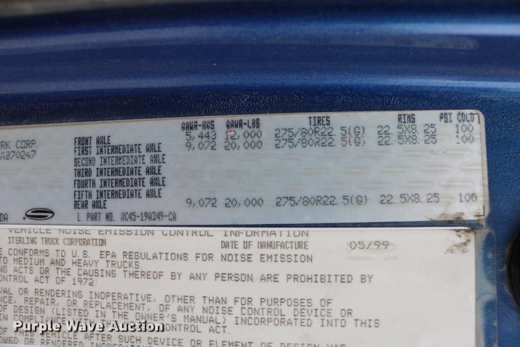 image for item DD0046 2000 Sterling AT9522 semi truck