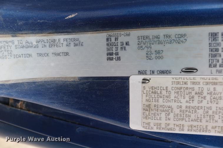image for item DD0046 2000 Sterling AT9522 semi truck
