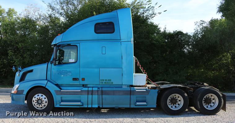 image for item DD0064 2004 Volvo VNL semi truck