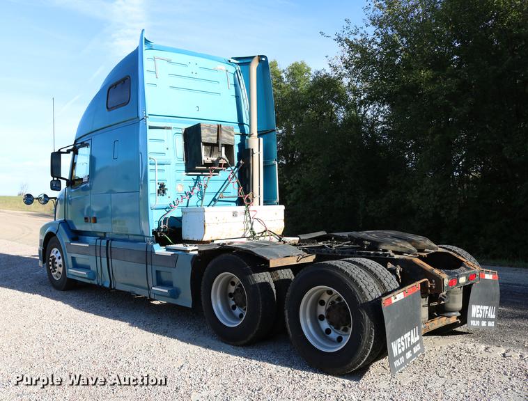 image for item DD0064 2004 Volvo VNL semi truck