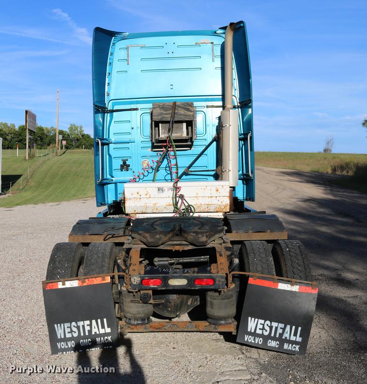 image for item DD0064 2004 Volvo VNL semi truck