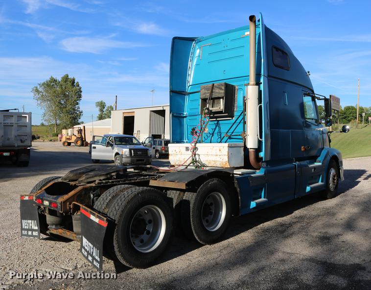 image for item DD0064 2004 Volvo VNL semi truck