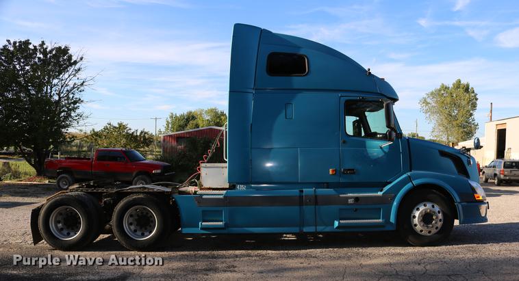 image for item DD0064 2004 Volvo VNL semi truck