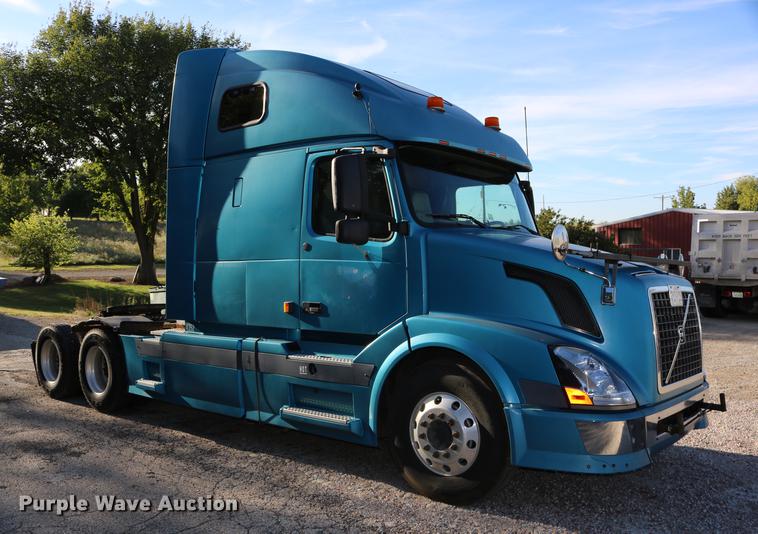 image for item DD0064 2004 Volvo VNL semi truck