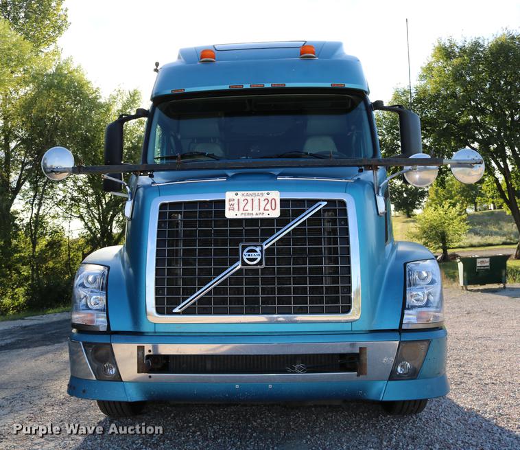 image for item DD0064 2004 Volvo VNL semi truck