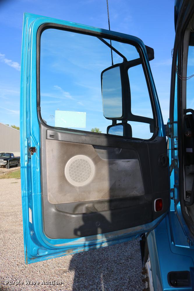 image for item DD0064 2004 Volvo VNL semi truck
