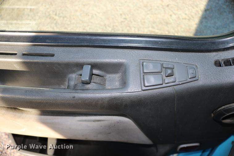 image for item DD0064 2004 Volvo VNL semi truck