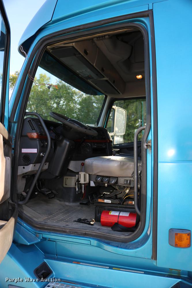 image for item DD0064 2004 Volvo VNL semi truck