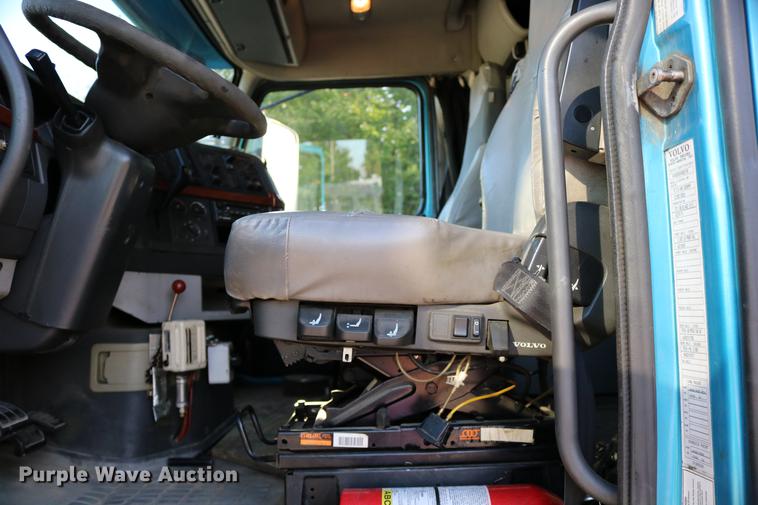 image for item DD0064 2004 Volvo VNL semi truck