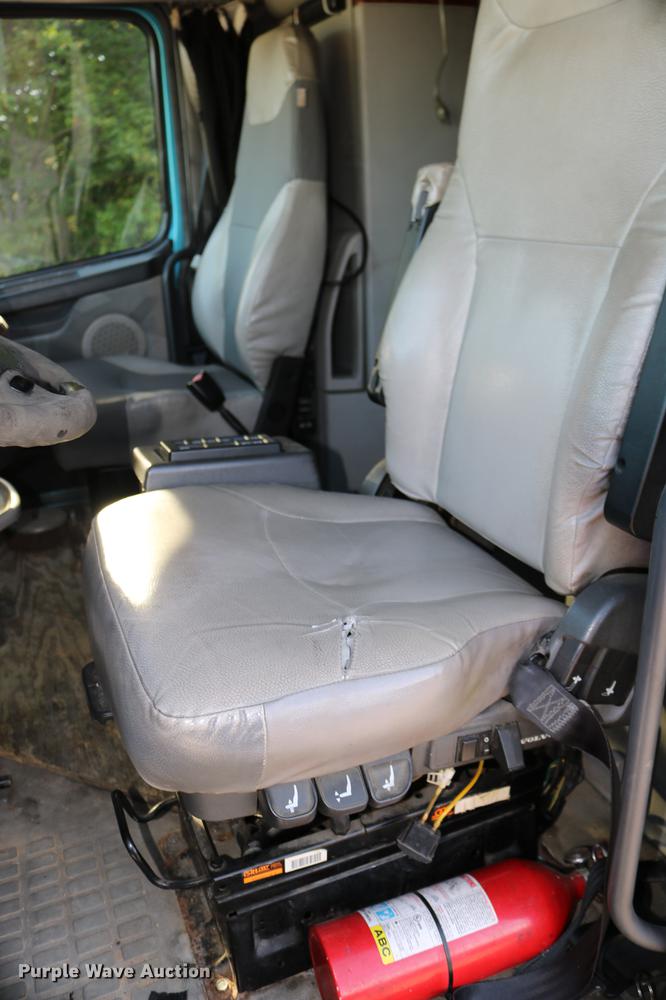 image for item DD0064 2004 Volvo VNL semi truck