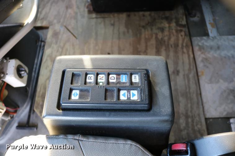 image for item DD0064 2004 Volvo VNL semi truck