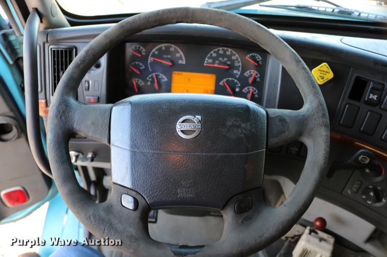 image for item DD0064 2004 Volvo VNL semi truck