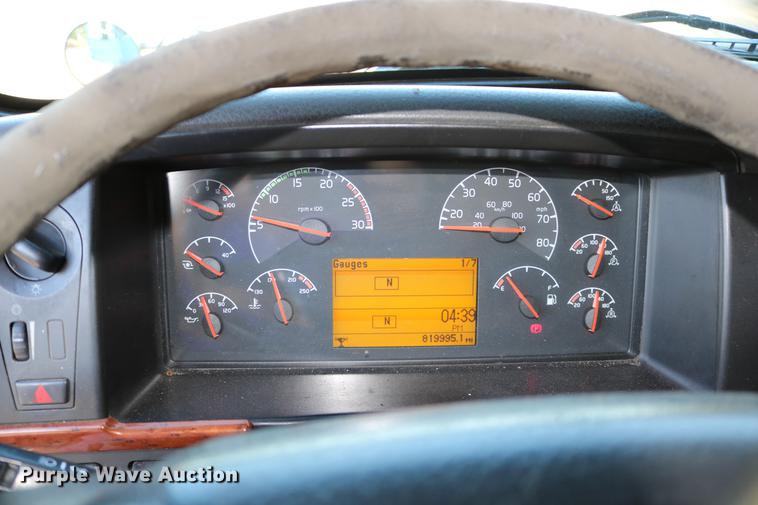 image for item DD0064 2004 Volvo VNL semi truck